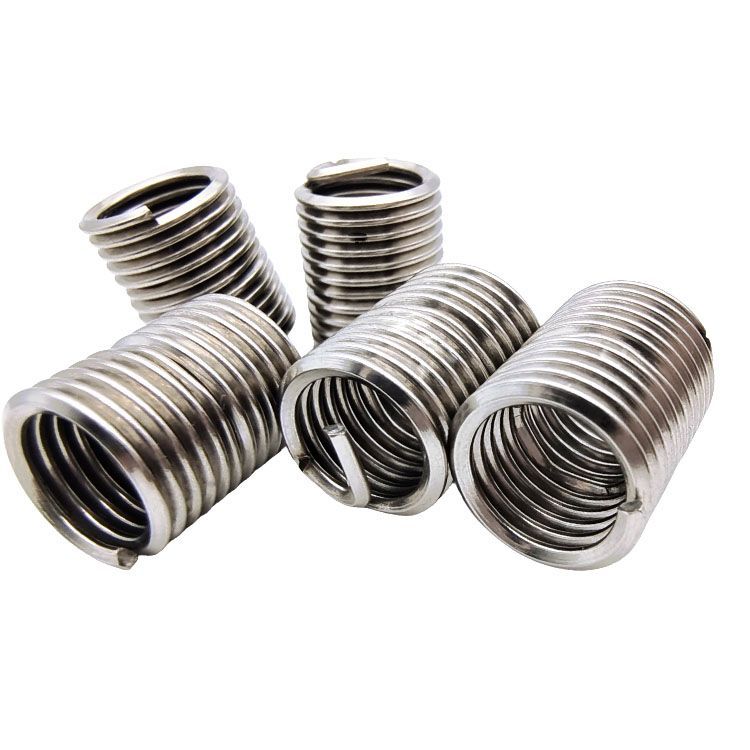 問題四：螺栓擰入裝好螺（luó）套的孔的過程中，螺套隨螺栓一起旋轉？